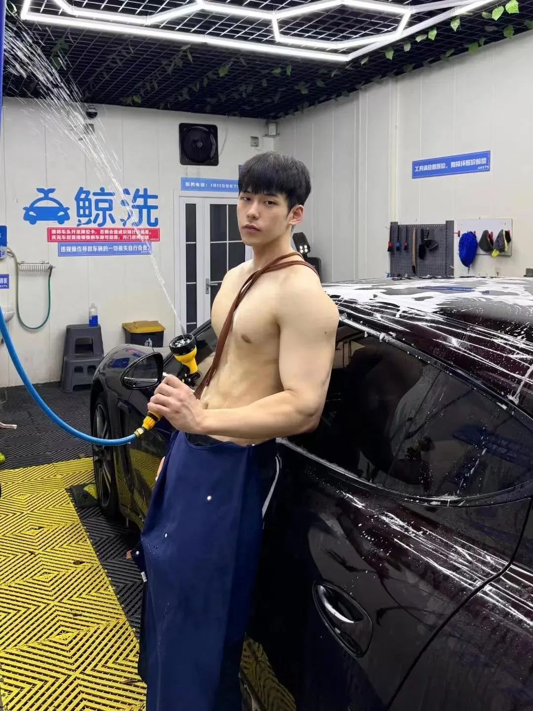 185CM 不穿衣服的洗车工，胸肌都弄脏了，想帮他清洁！