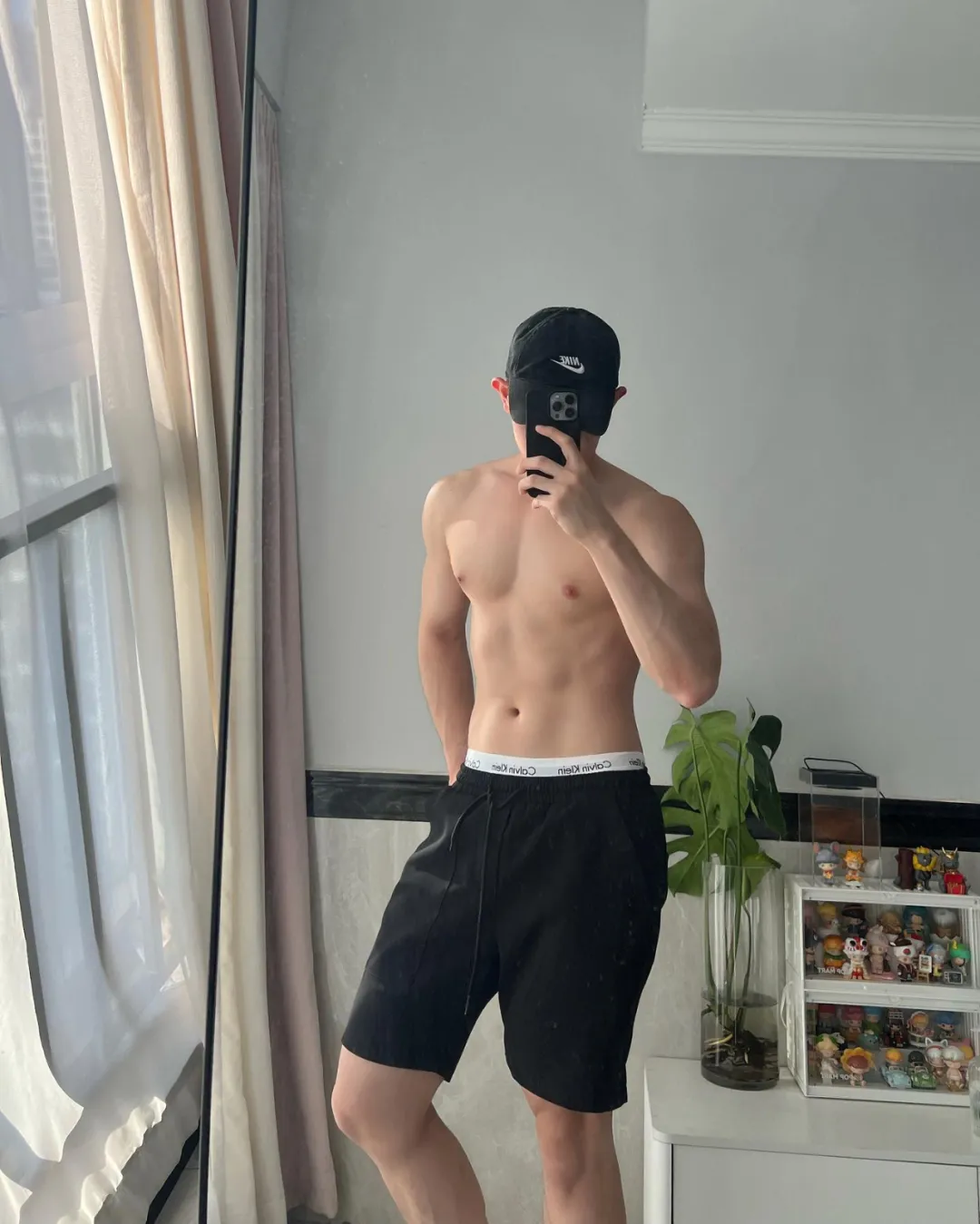 用软件识图穿黑袜肌肉男，没想到结果是这样子......