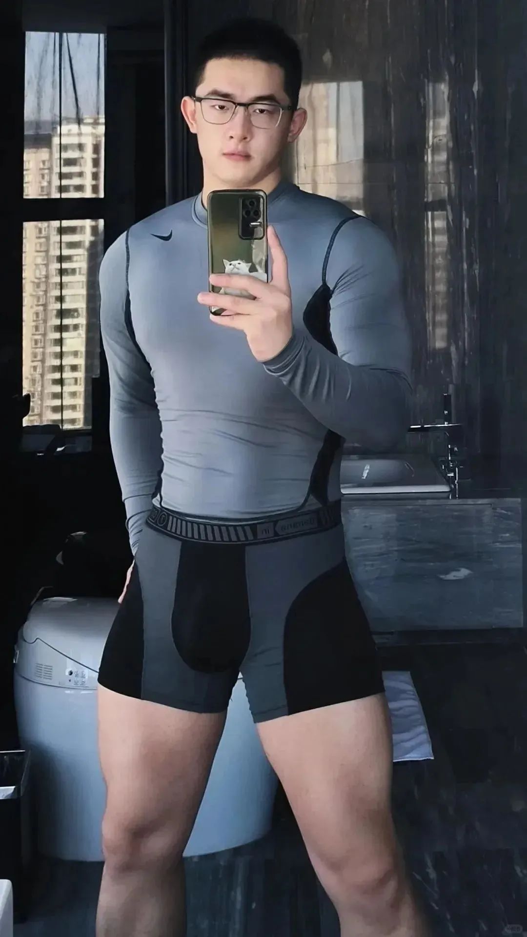 陕西医学生小哥穿紧身正装，太 A 了！