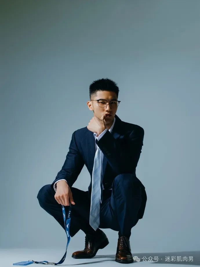 新来的正装男同事被欺负！长的好帅呀！