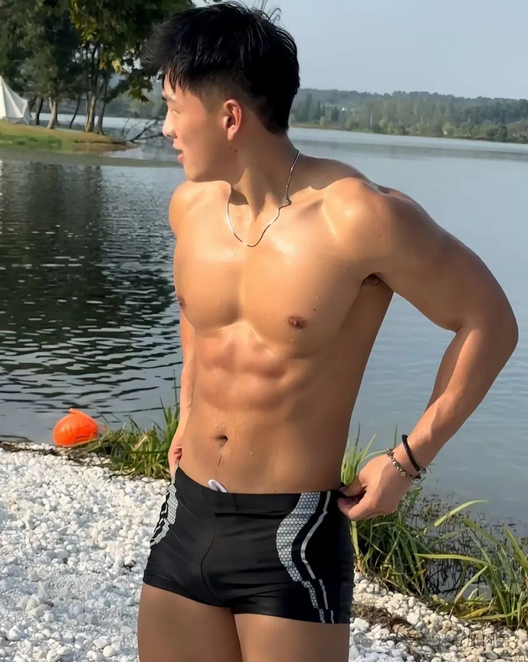 穿泳裤湿透皮划艇运动男 IG 新照黝黑大长腿，耐力强！