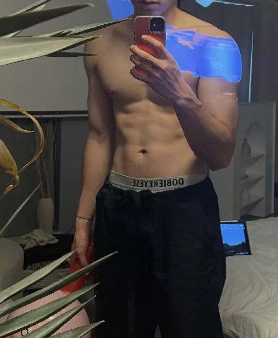 浙江 02 年直男体育生，这 190CM 大长腿简直太炸了！