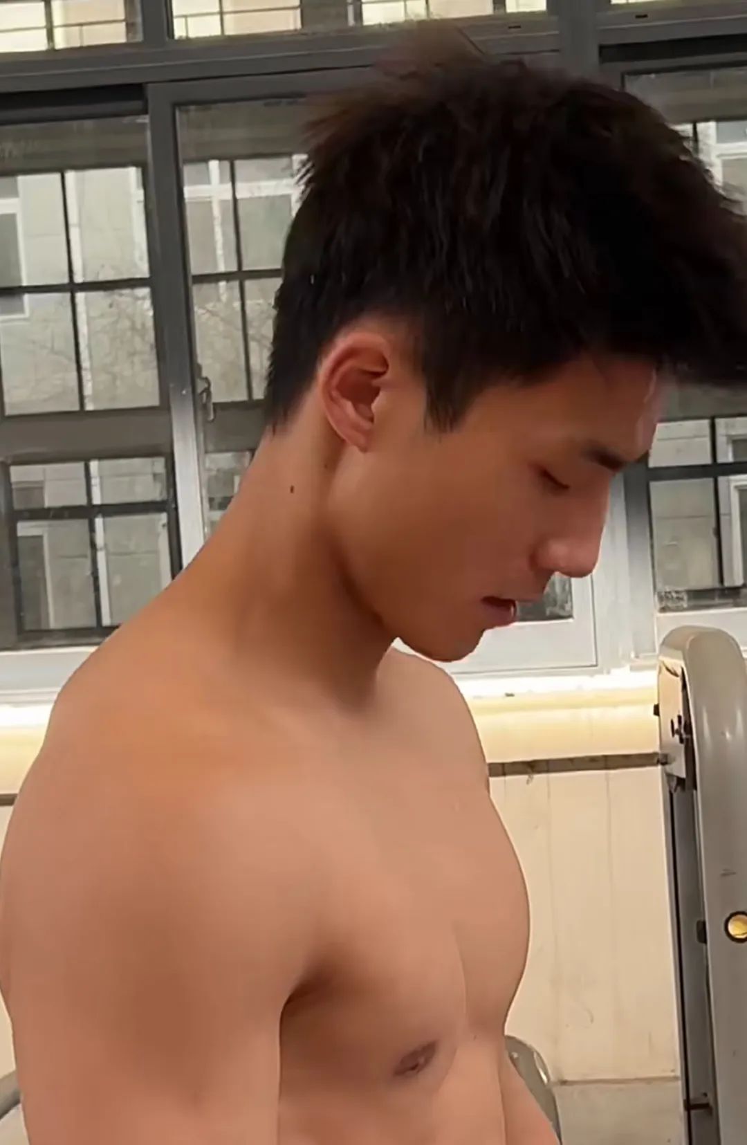操场遇见的运动小哥，撩衣身材身材惹人爱