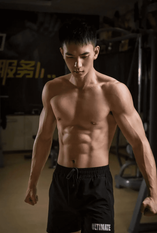 黑皮薄肌男孩，会是你的 crush 吗？