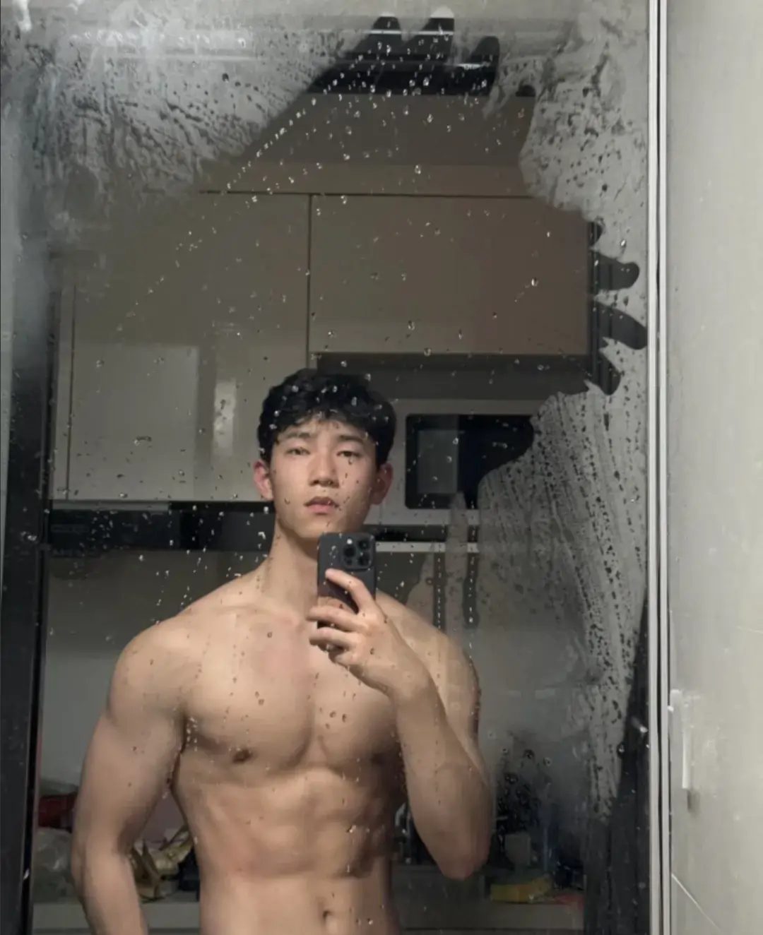 爱照镜子的腹肌狂野大男孩、肌肉帅哥得劲！