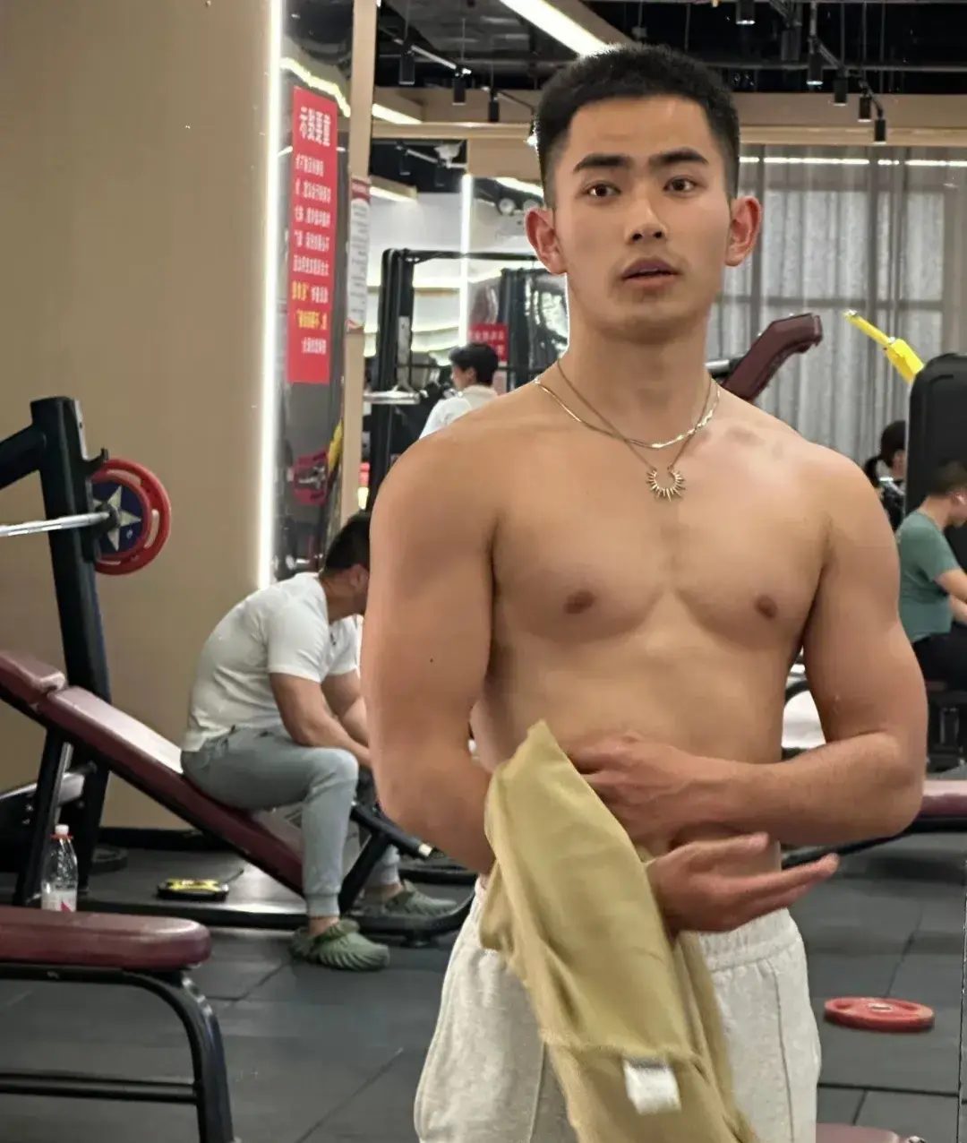 00 后阳光肌肉帅哥，充满了阳刚之气！