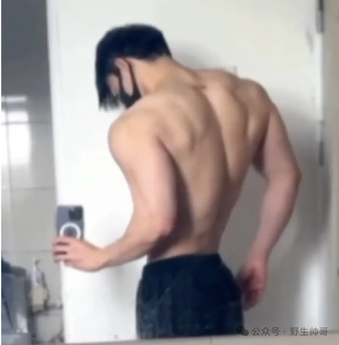 185cm 筋肉大学生裹浴巾出镜性感过头，到底便宜了谁？