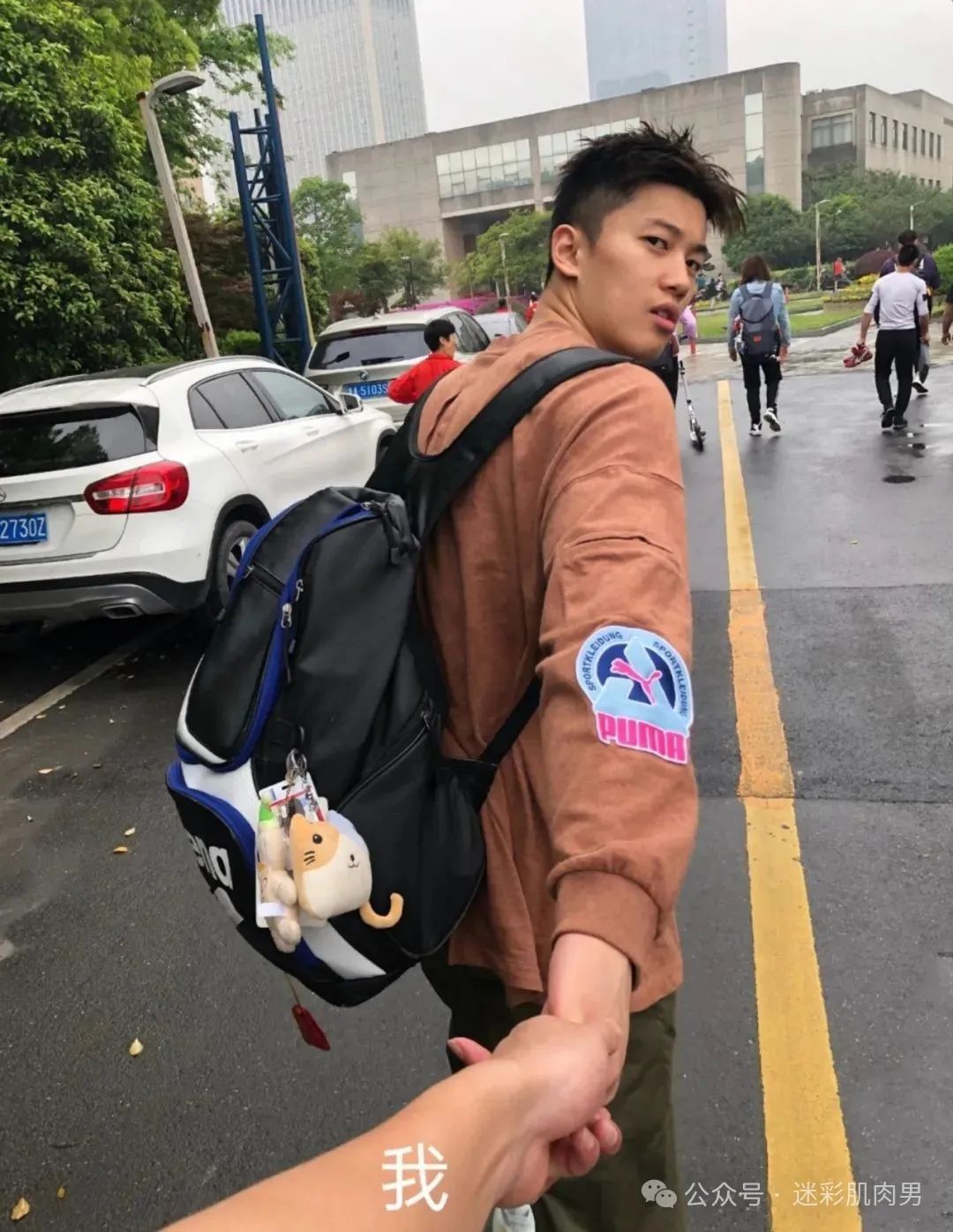 192CM 汪顺比赛穿紧身泳裤照刷屏实力凸出，被摸胸了？