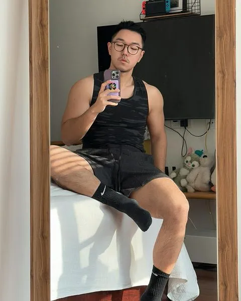 用软件识图穿黑袜肌肉男，没想到结果是这样子......