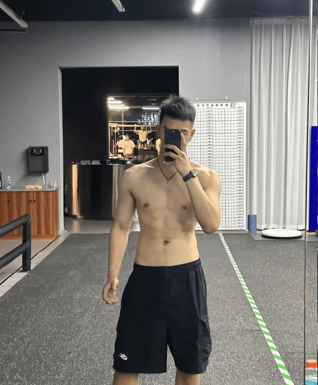 风华正茂的 Top 奶 1，柜哥穿上工作服帅气迷人！