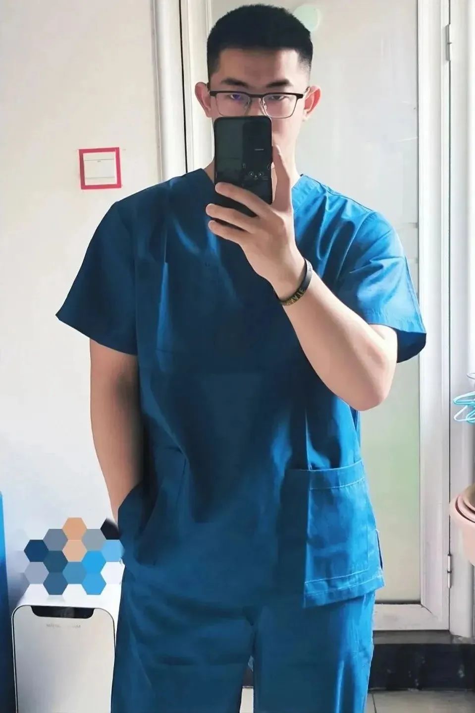 陕西医学生小哥穿紧身正装，太 A 了！
