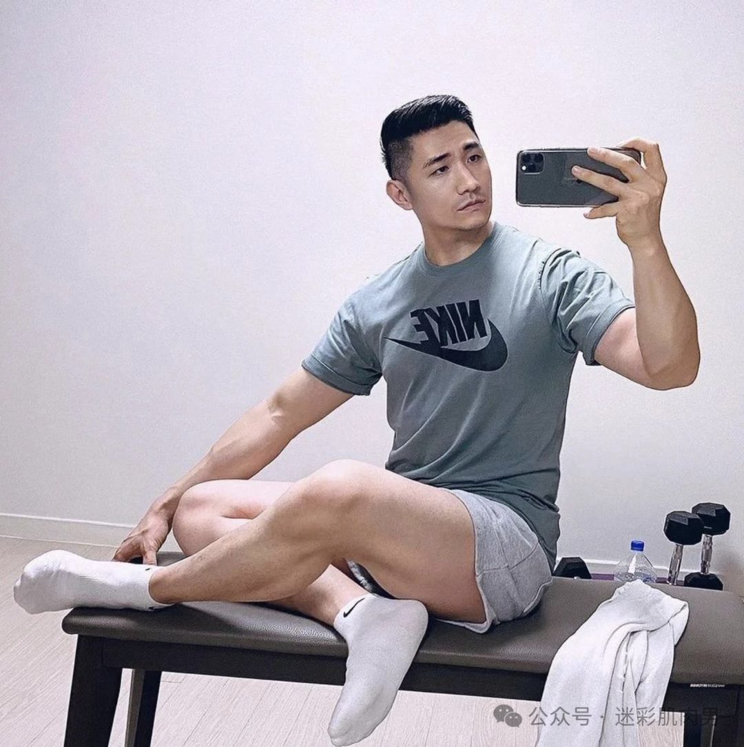 击败 99% 制服男人的证件照天菜，如今变成这样了？！