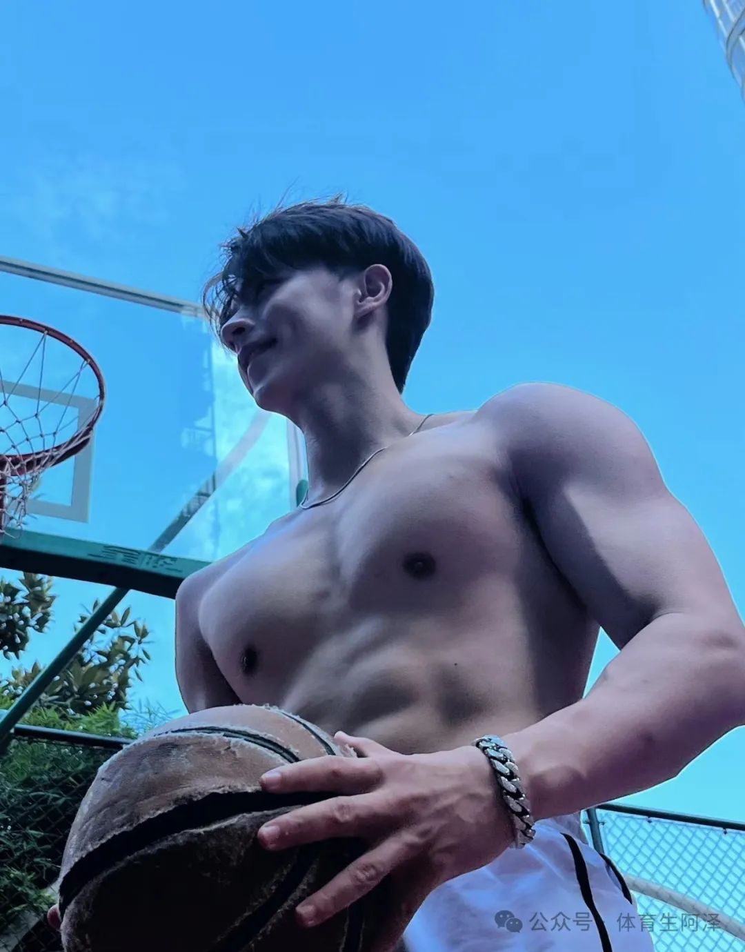 北体篮球校队校草，白袜大长腿太迷人.....