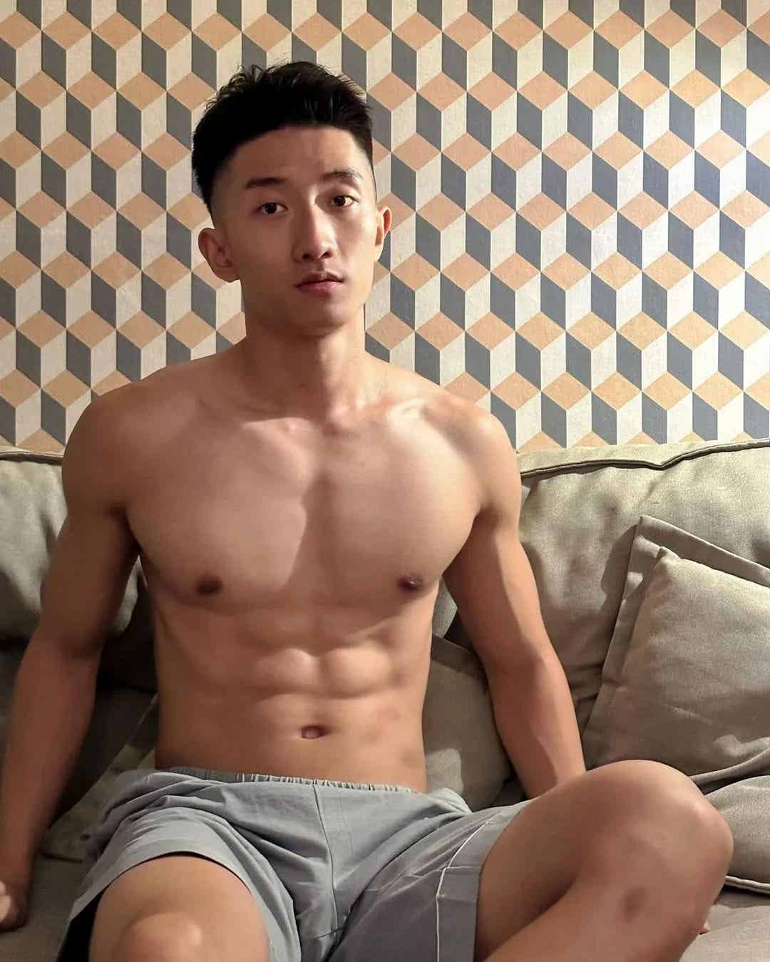 黑皮肌肉彝族小哥，灰裤子实力藏不住！-潮男潮北