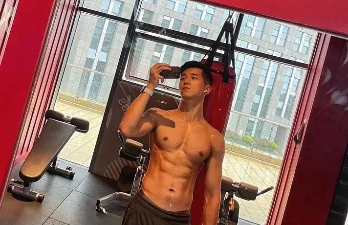 乐刻教练穿黑色吊袜？自拍私照长腿谁抵得住啊？