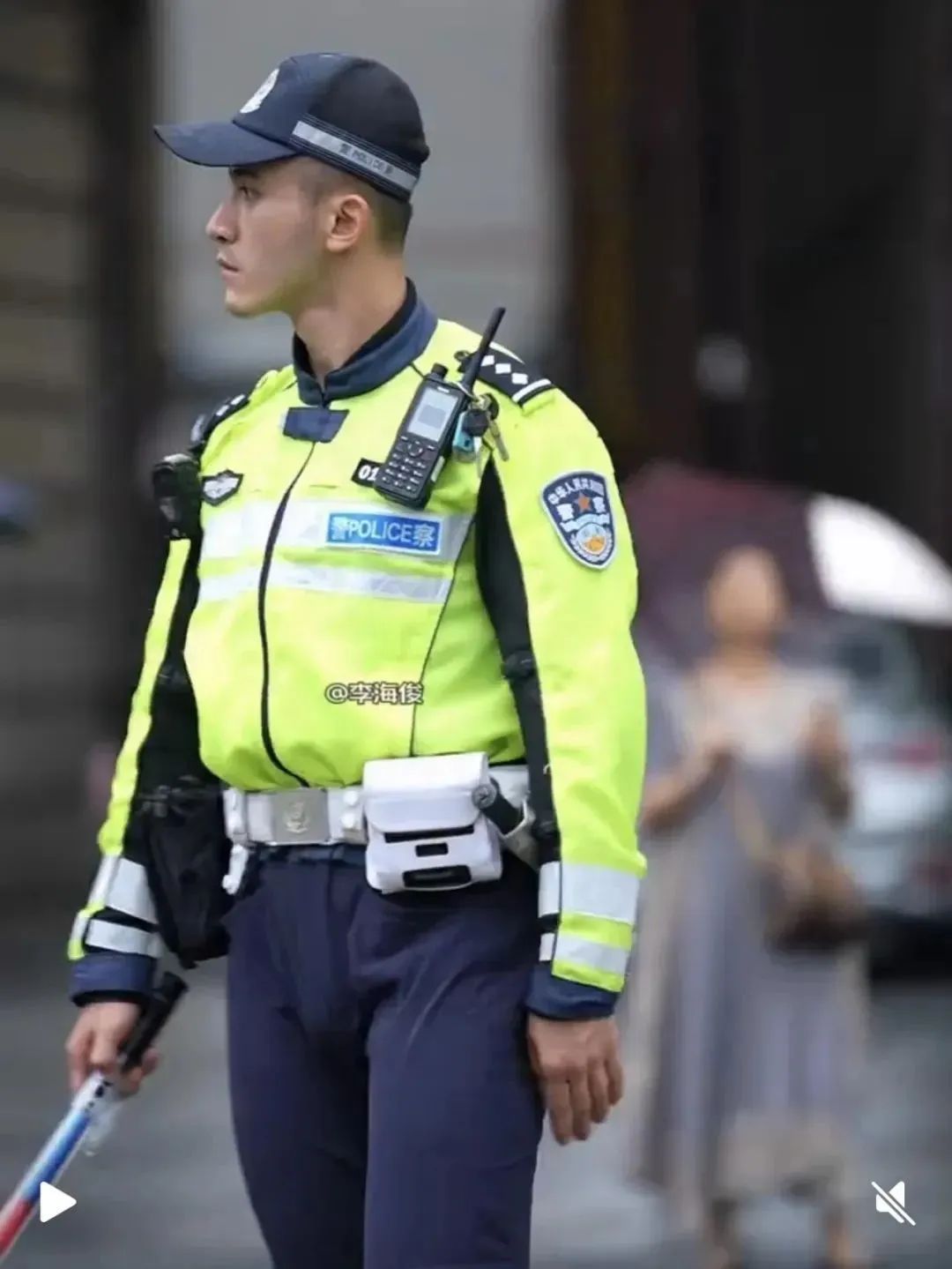 上海外滩的交警小哥哥太帅又火了！