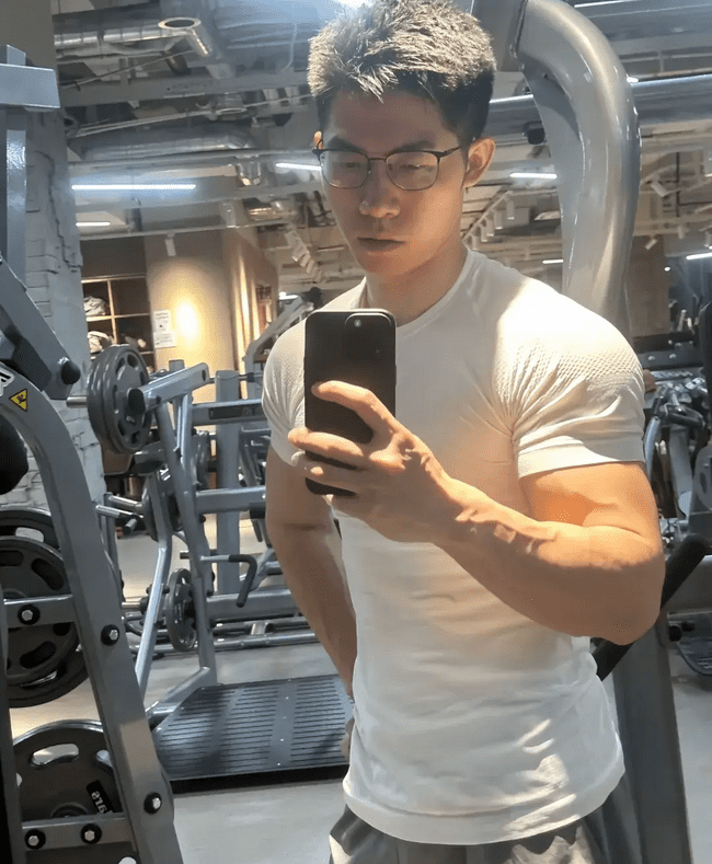 肌肉哥哥男人味十足，强健体魄充满阳刚之气！