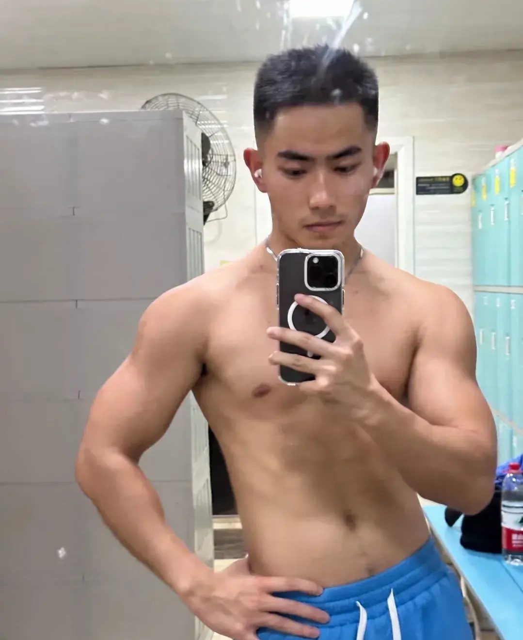 00 后阳光肌肉帅哥，充满了阳刚之气！