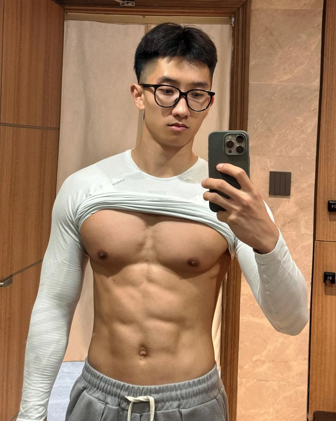 穿泳裤的彝族小哥谁顶得住啊，灰裤子垒的很好看！