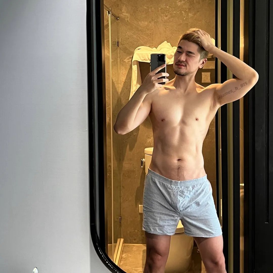 190CM 壮汉自拍照穿太少，络腮胡真性感！