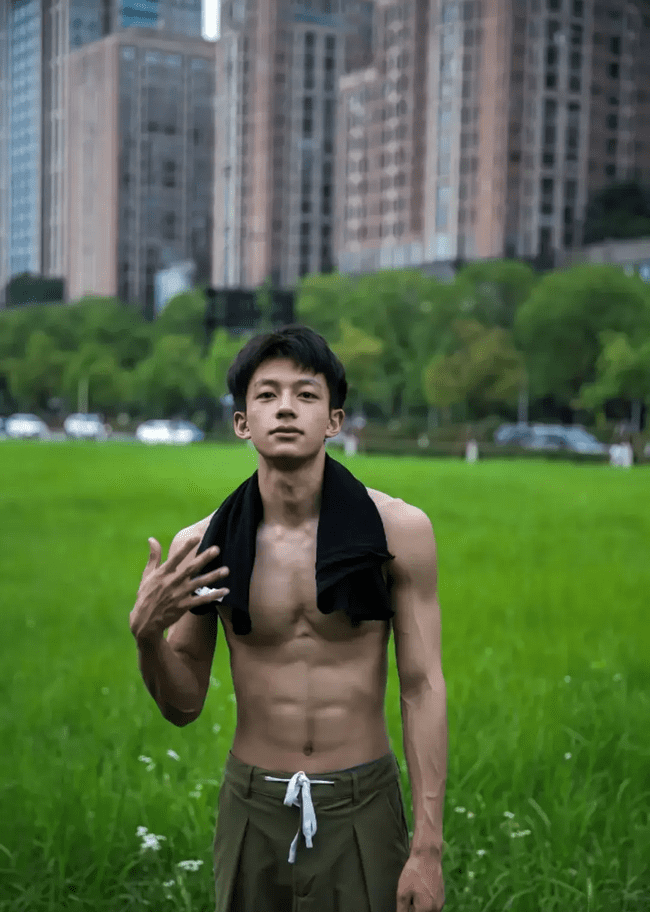 散发牛奶味青春荷尔蒙 00 后帅气体育生！