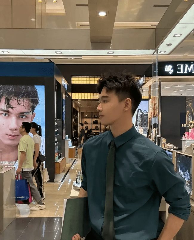 风华正茂的 Top 奶 1，柜哥穿上工作服帅气迷人！
