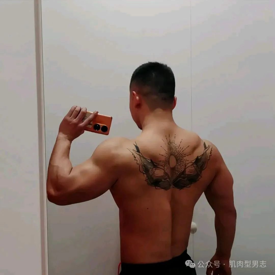 成都 gogoboy 穿白内裤自拍，实力藏不住了