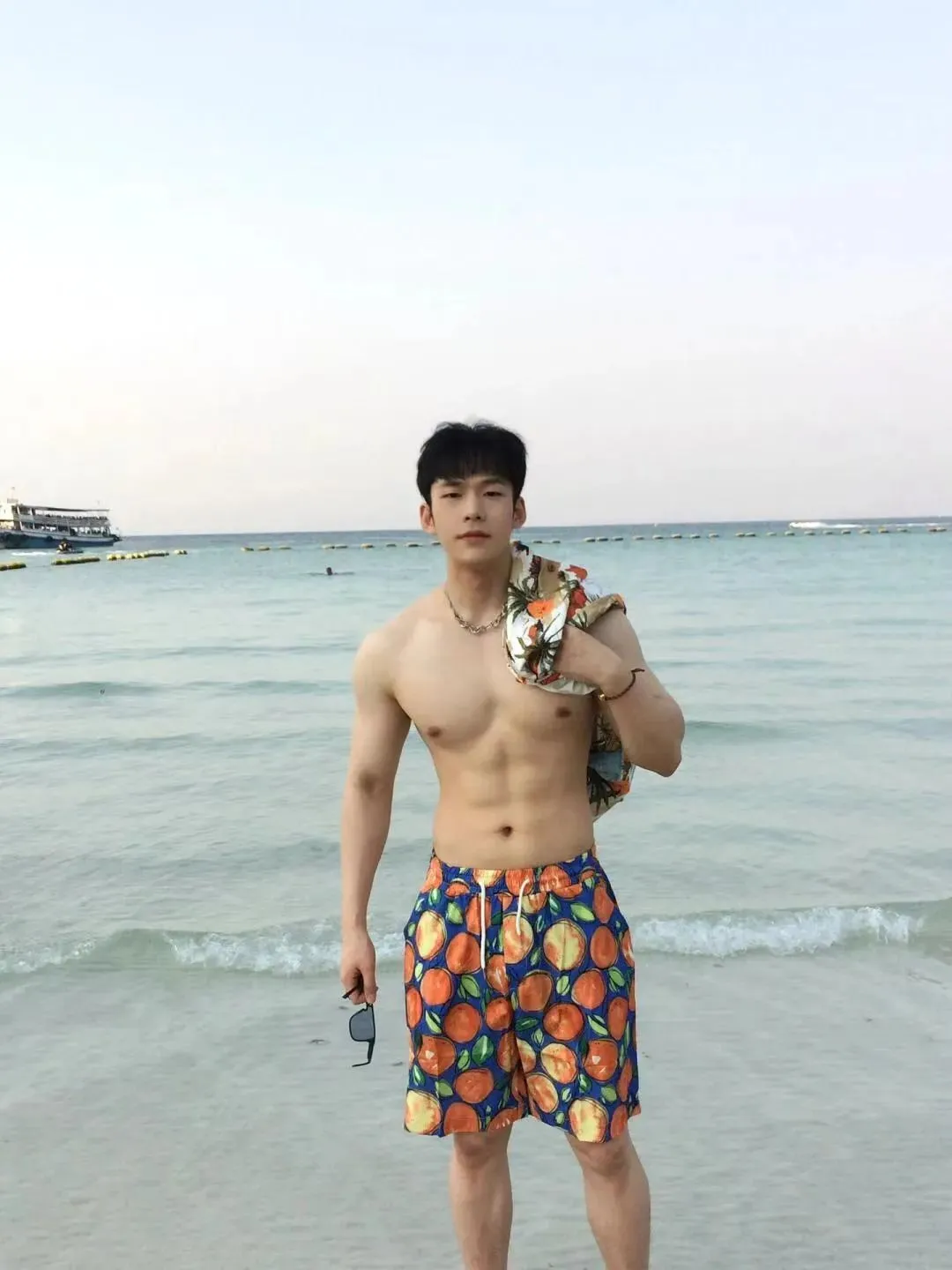 185CM 不穿衣服的洗车工，胸肌都弄脏了，想帮他清洁！