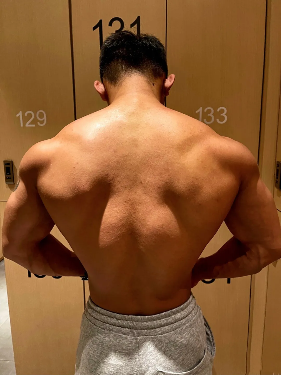 推上 20 万粉丝的网红，这枚野生男长的太顶啦！