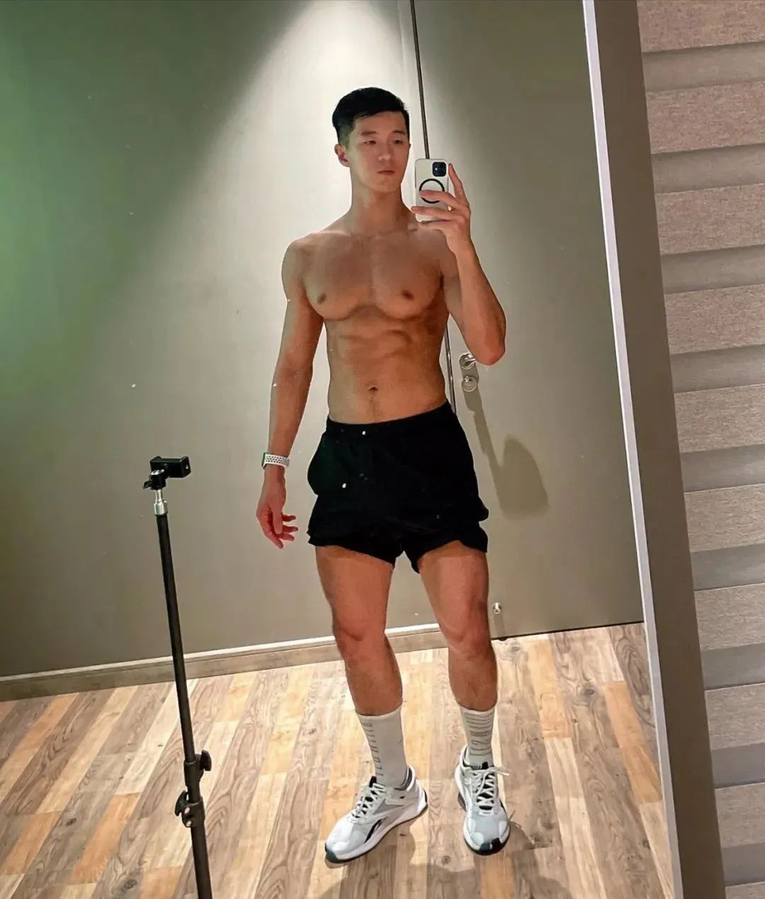 乐刻教练穿黑色吊袜？自拍私照长腿谁抵得住啊？