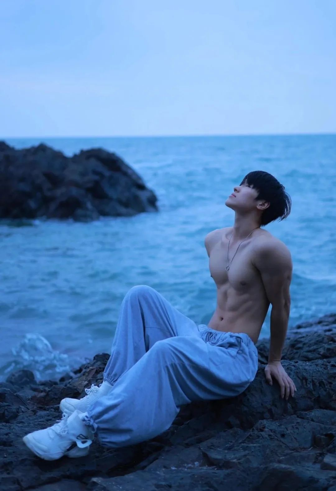 183cm 海边体育生弟弟，身材让人着迷！