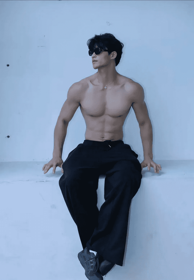 穿着破烂背心的肌肉帅哥，性感身材魅力无限