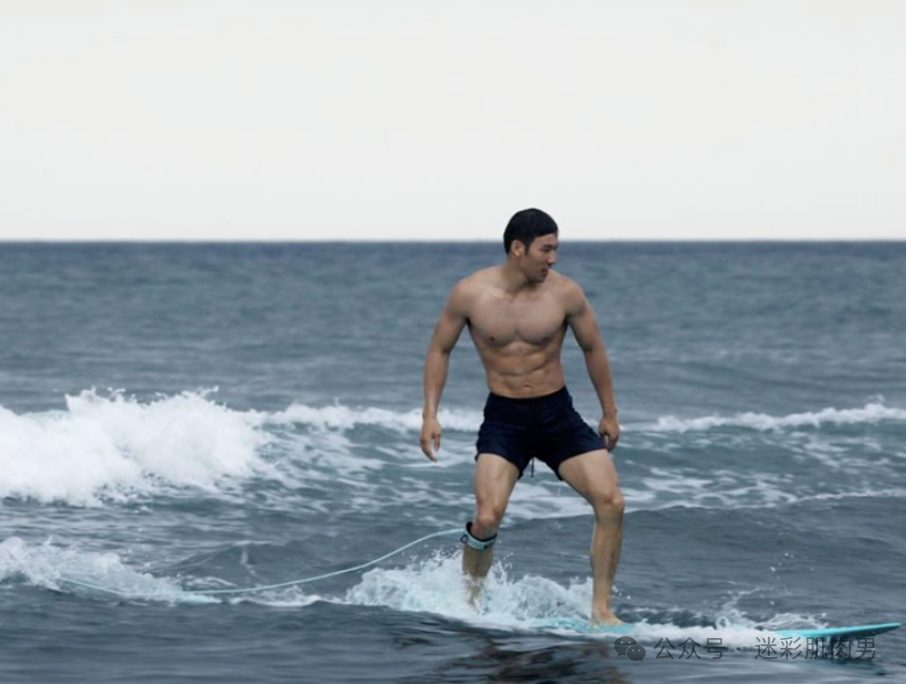 海边小哥脱掉潜水服身材湿透！喜欢这样的！