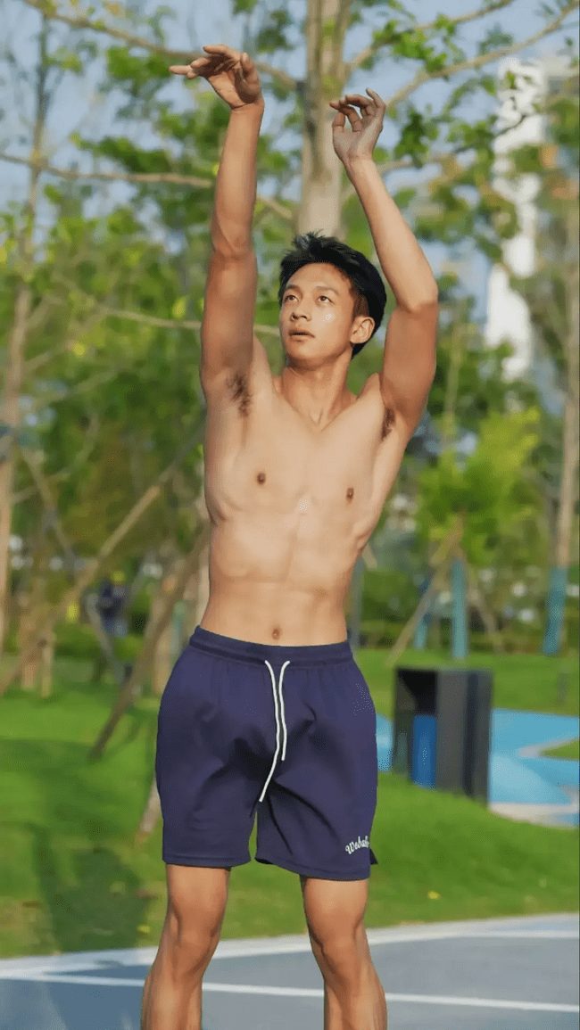 散发牛奶味青春荷尔蒙 00 后帅气体育生! 散发牛奶味青春荷尔蒙 00 后帅气体育生!