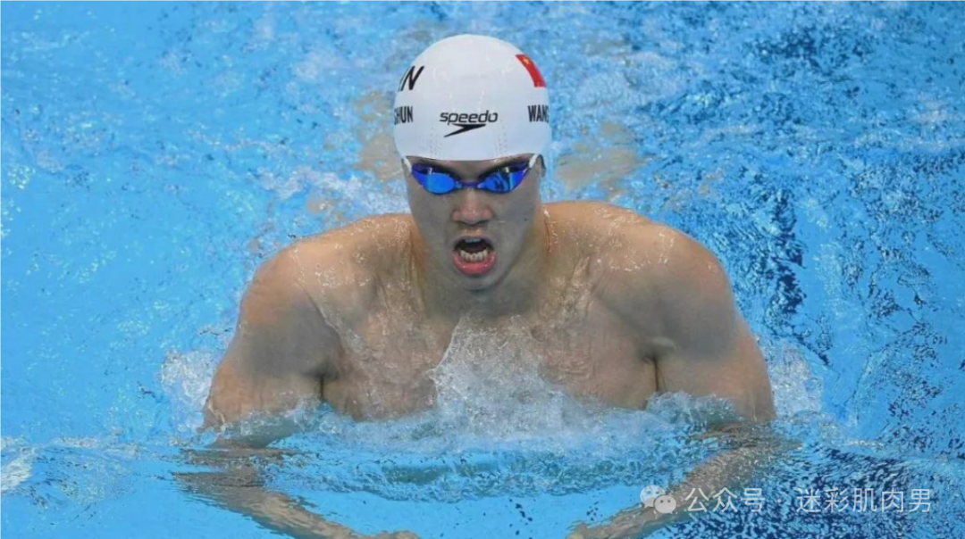 192CM 汪顺比赛穿紧身泳裤照刷屏实力凸出，被摸胸了？