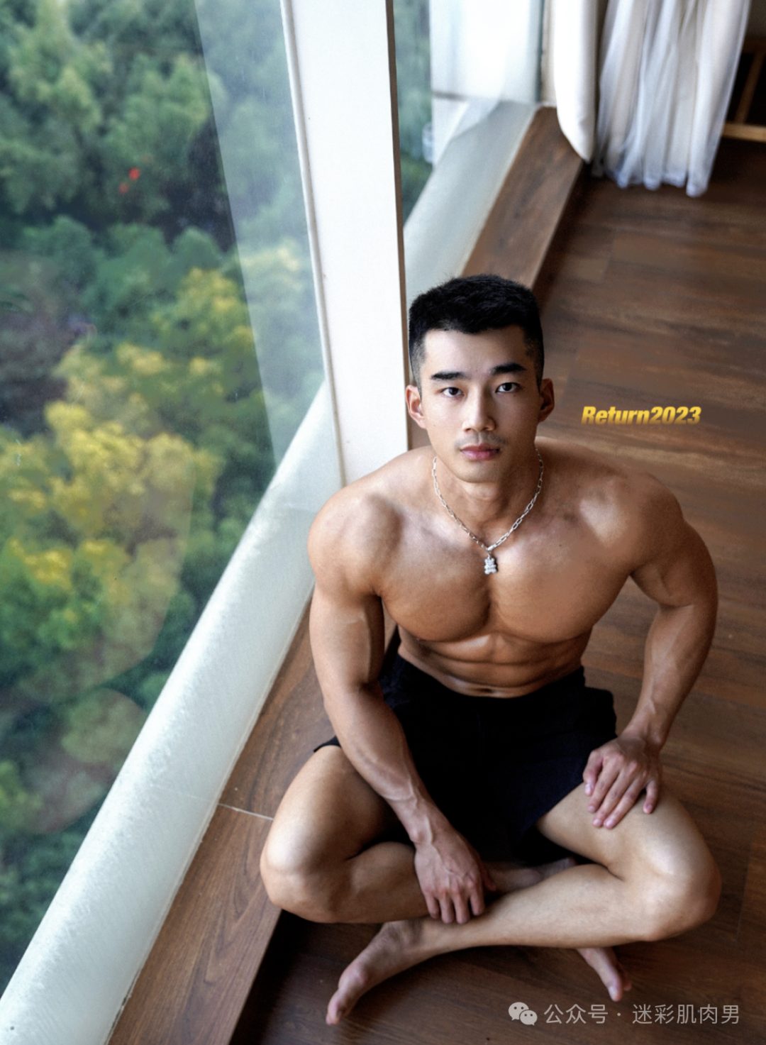 身材超好的运动男喜欢穿黑裤子，腹肌好性感！