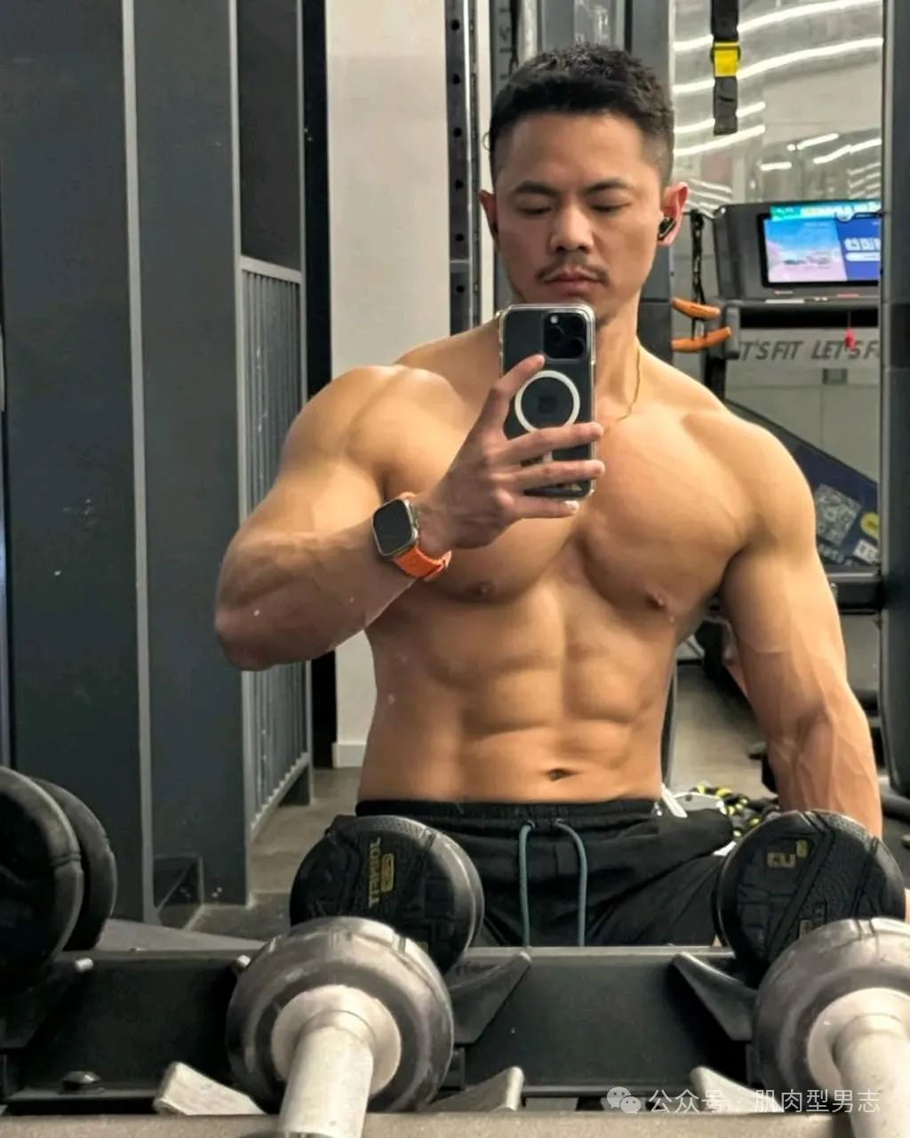 成都 gogoboy 穿白内裤自拍，实力藏不住了