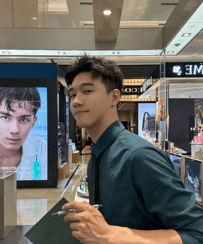 风华正茂的 Top 奶 1，柜哥穿上工作服帅气迷人！
