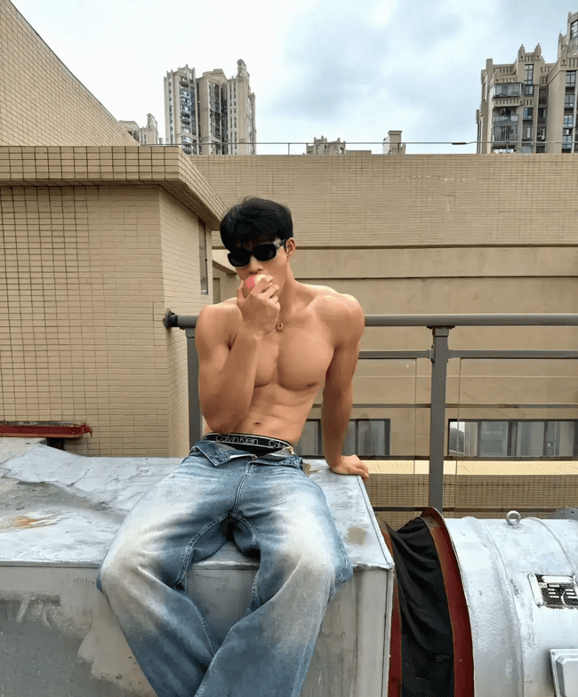 穿着破烂背心的肌肉帅哥，性感身材魅力无限