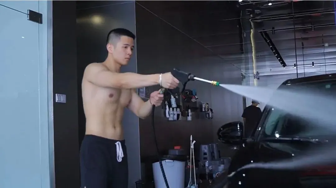 洗车湿透运动男脱衣太帅，喜欢这样的！！