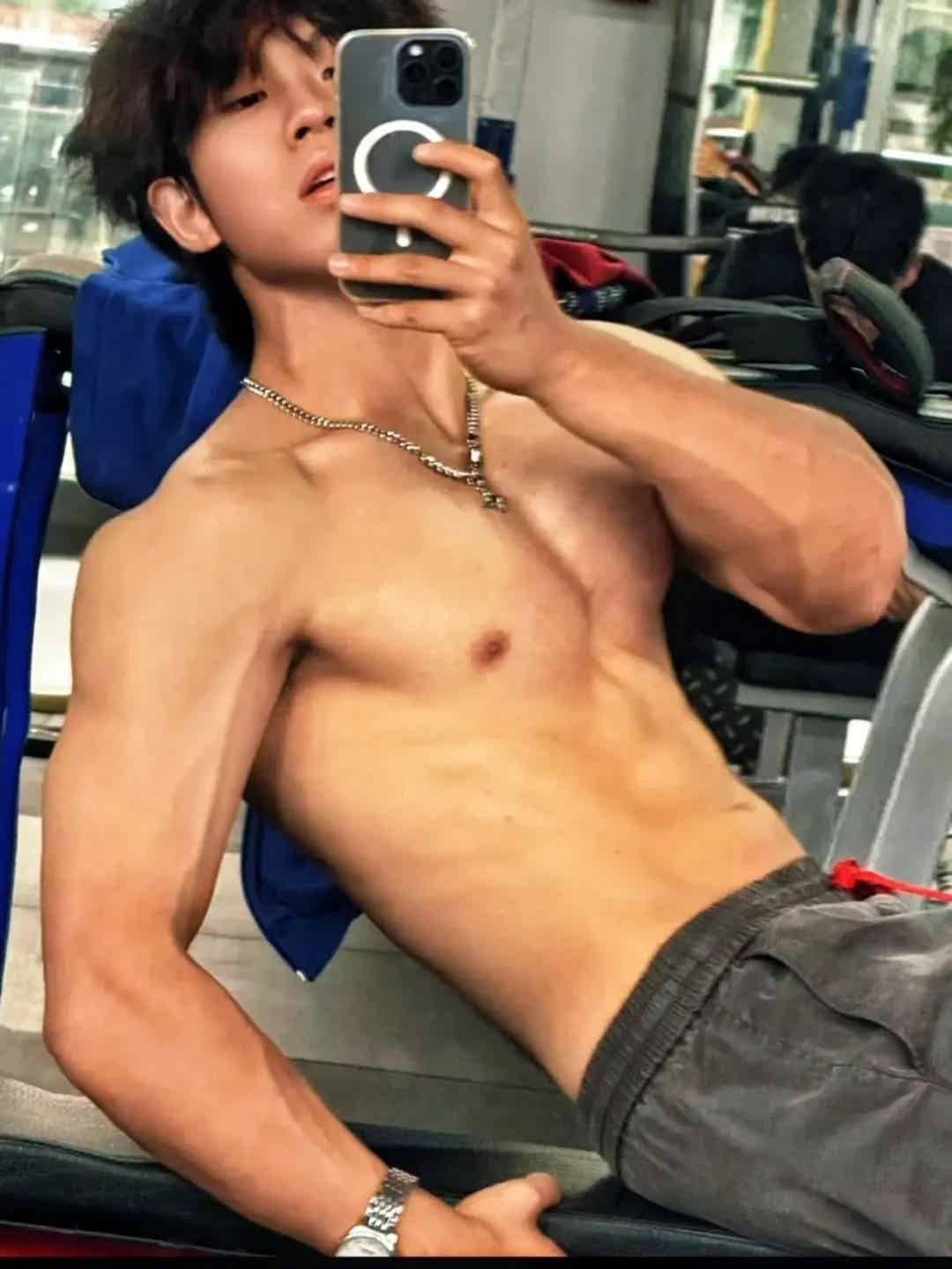 刚 18 的体育生男大，裤子拉这么低，想被打针？