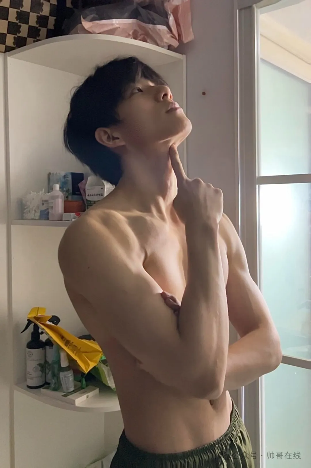 06 年薄肌体育生弟弟，年轻的身子太诱人了！