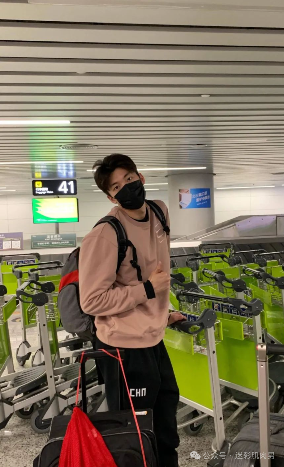 192CM 汪顺比赛穿紧身泳裤照刷屏实力凸出，被摸胸了？