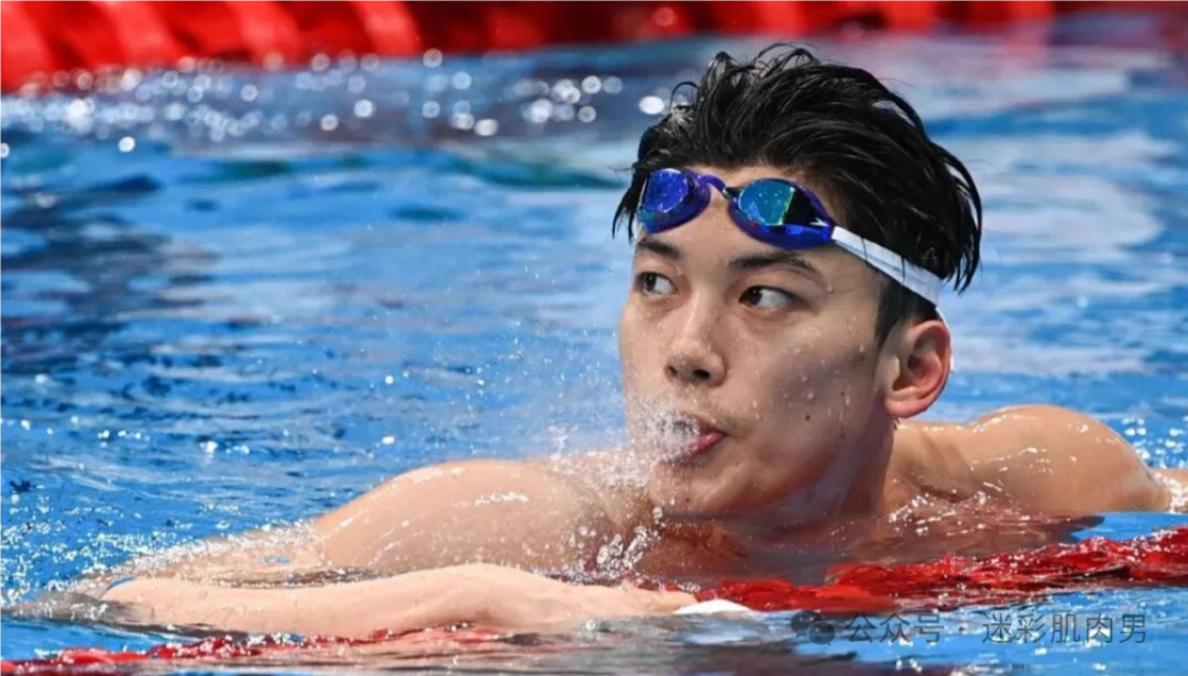 192CM 汪顺比赛穿紧身泳裤照刷屏实力凸出，被摸胸了？