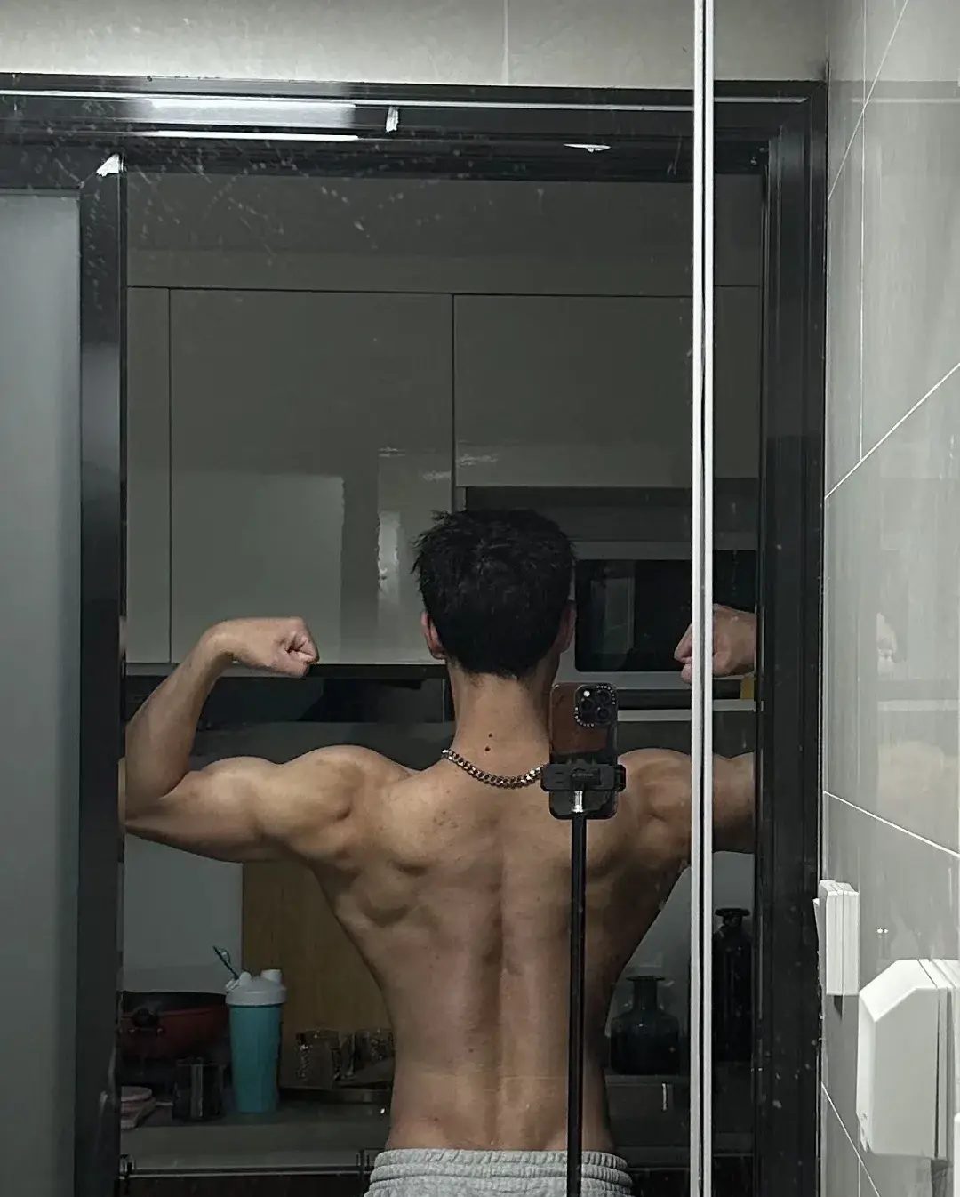 爱照镜子的腹肌狂野大男孩、肌肉帅哥得劲！