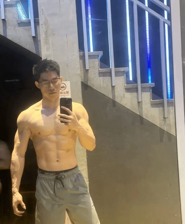 肌肉哥哥男人味十足，强健体魄充满阳刚之气！
