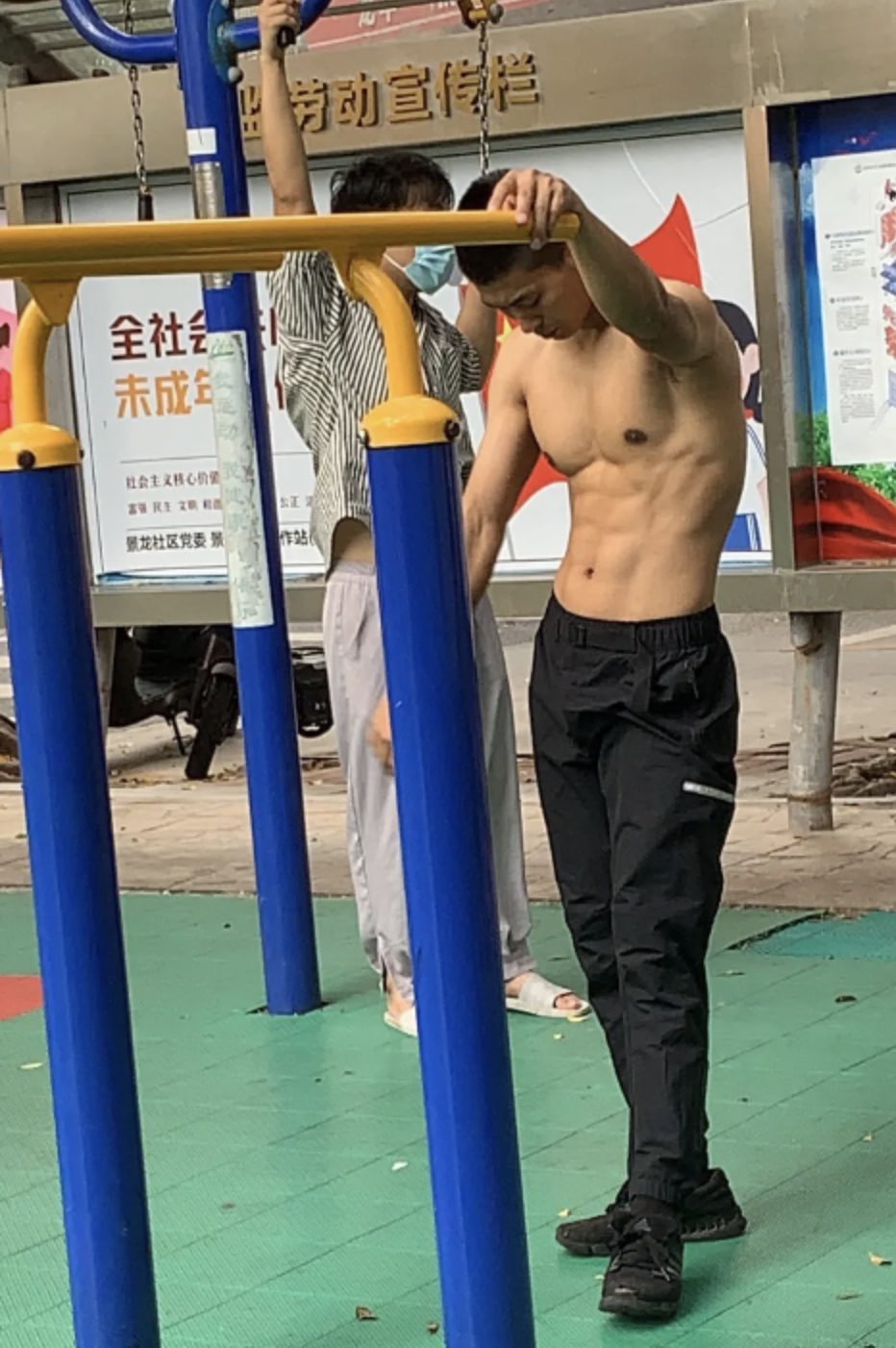 小区健身器材旁边看见的肌肉男，好想去搭讪