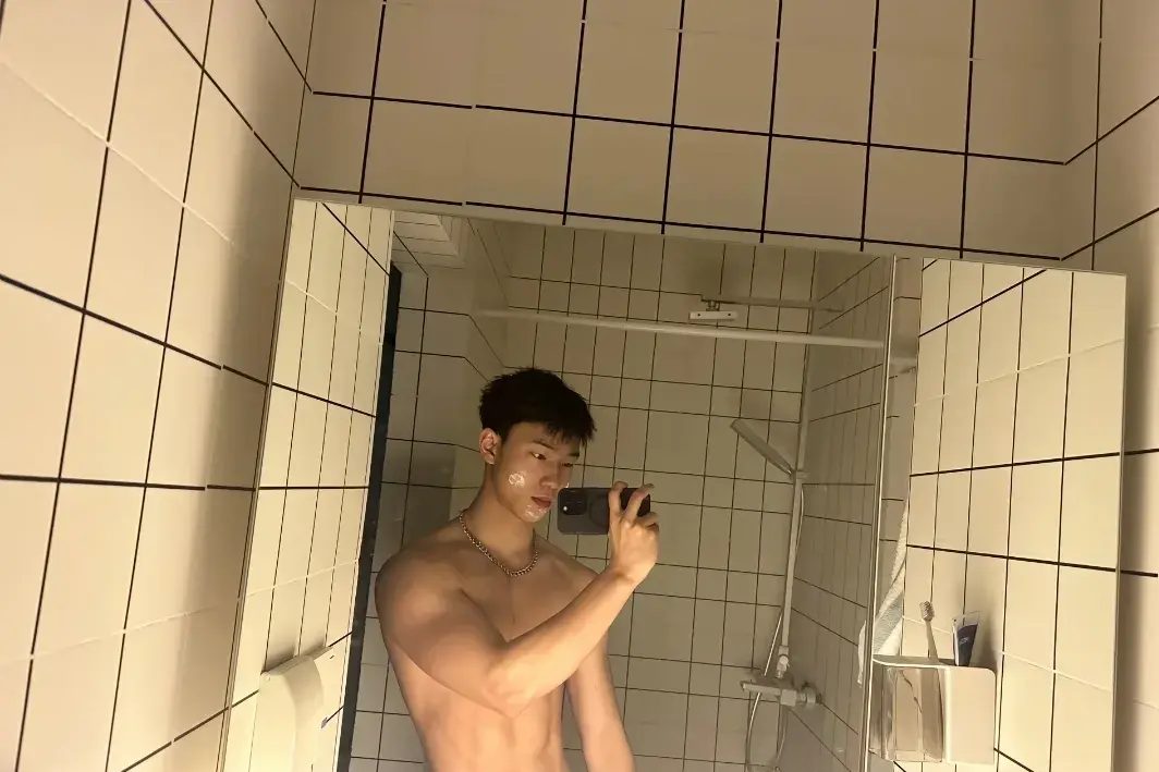爱照镜子的腹肌狂野大男孩、肌肉帅哥得劲！