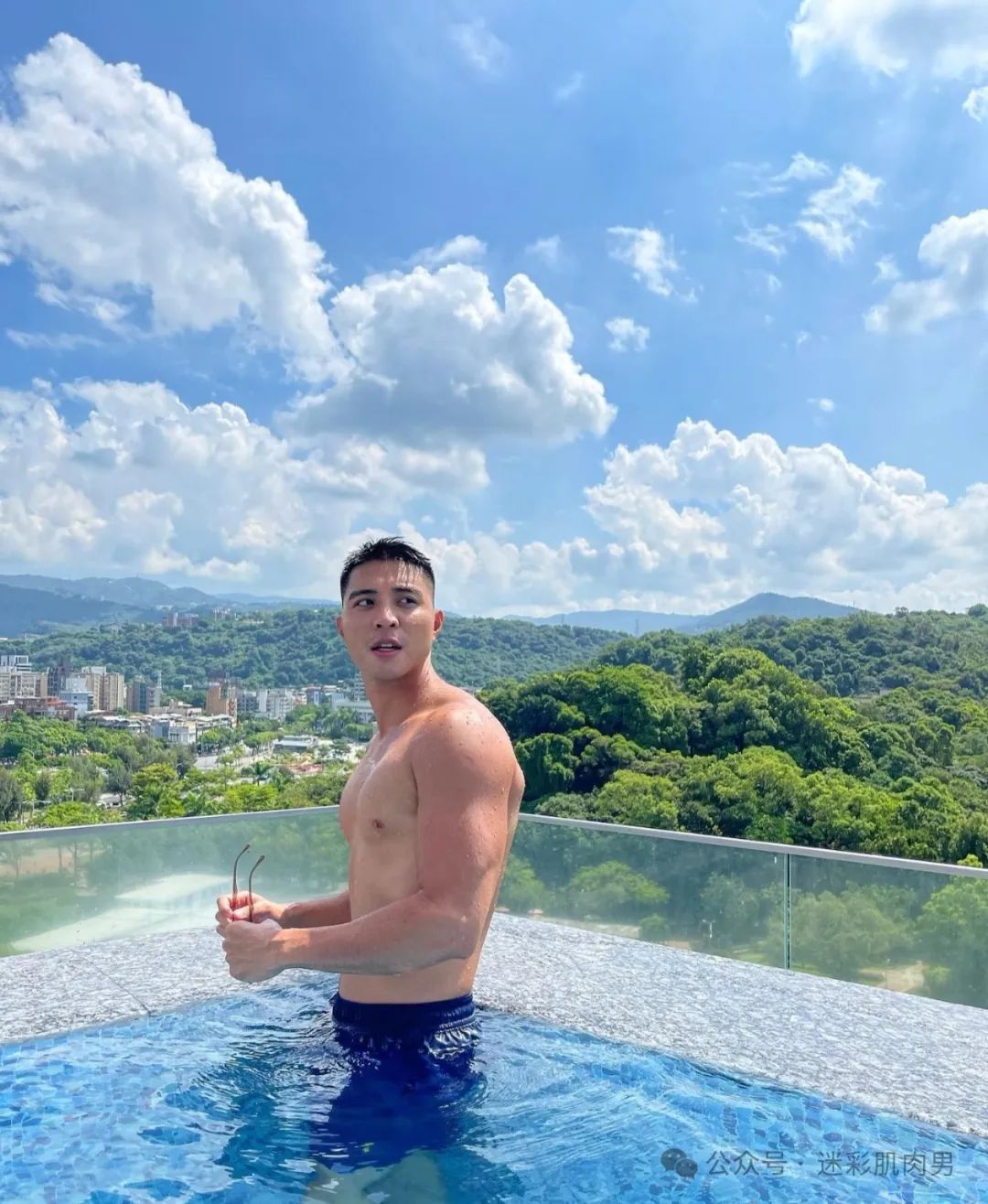 寸头肌肉男医生脱啦，想找他体检！