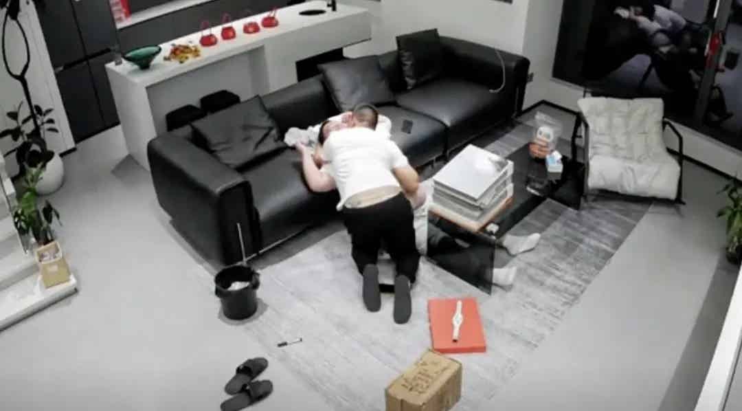 一男子爆视频！声称遭装修工人侵犯！